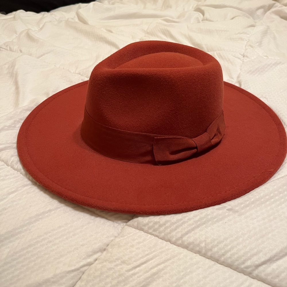Wide brim fashion hat